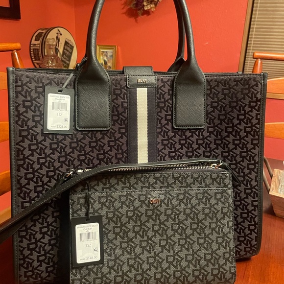 DKNY - Carlitos LG BookTote - Nice big bag for lwork or a weekend getaway bag - Picture 3 of 3